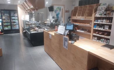 Intérieur supermarché sherpa Prémanon caisse et coupe