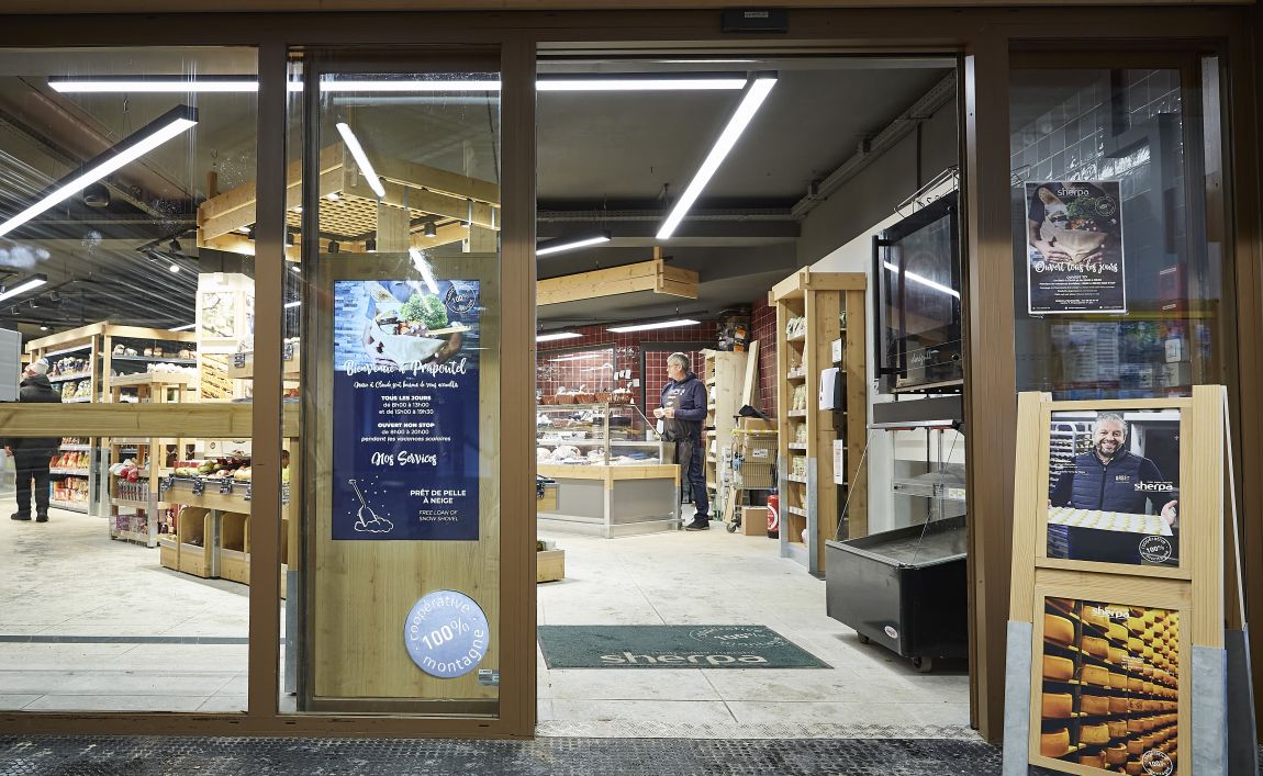 Extérieur supermarché sherpa Prapoutel les 7 Laux devanture