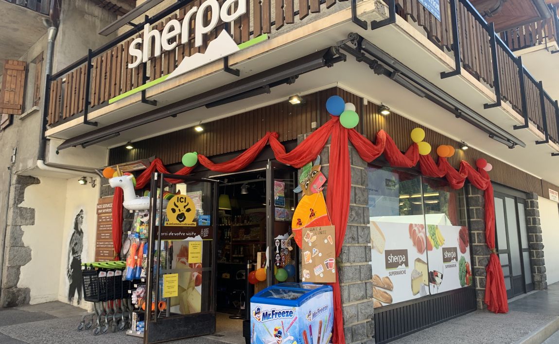 Extérieur magasin Sherpa le grand bornand bonheur des momes
