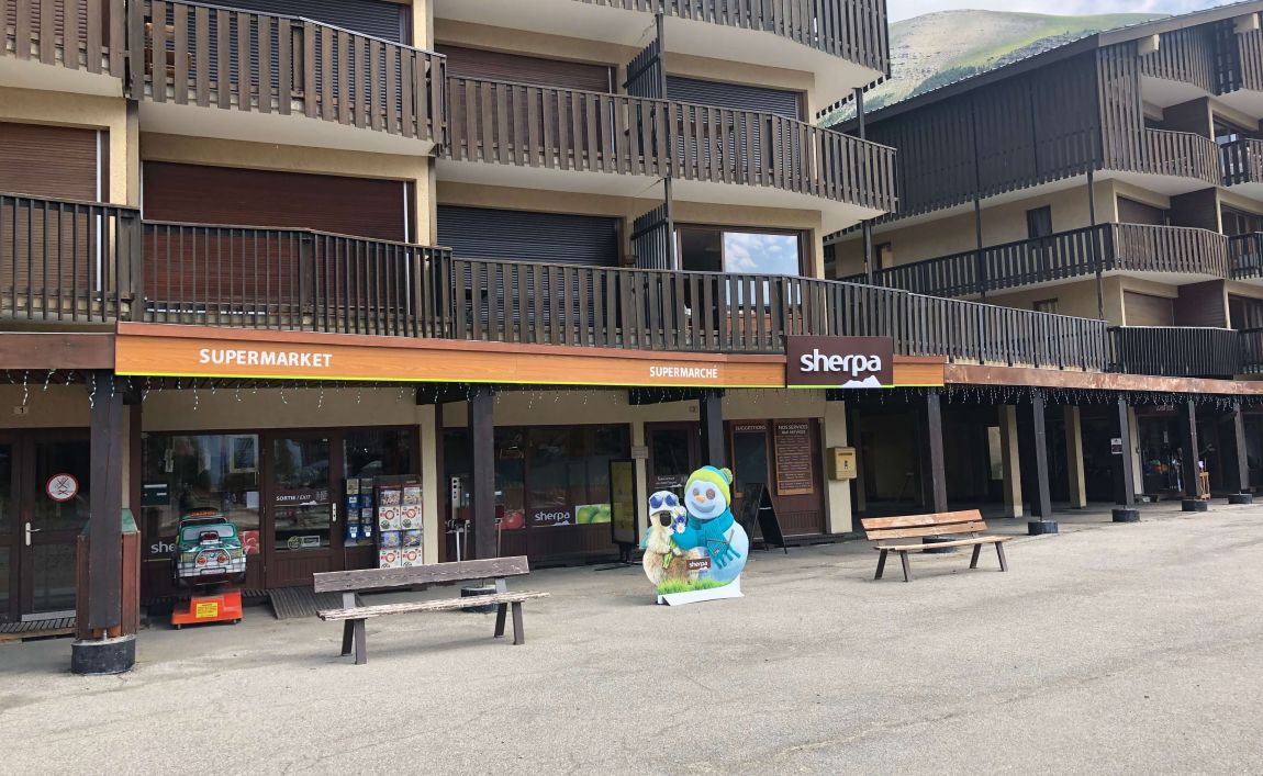 Sherpa supermarket Auris en Oisans entrance