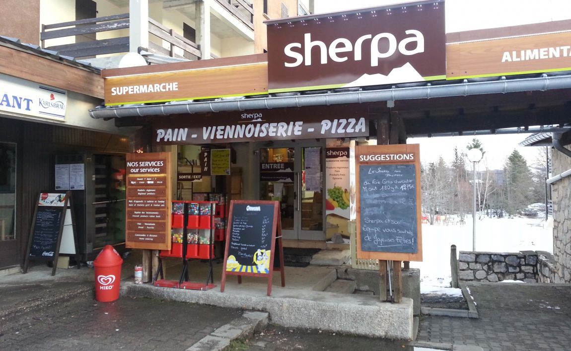 Extérieur supermarché sherpa Ax 3 domaines Entrée en hiver