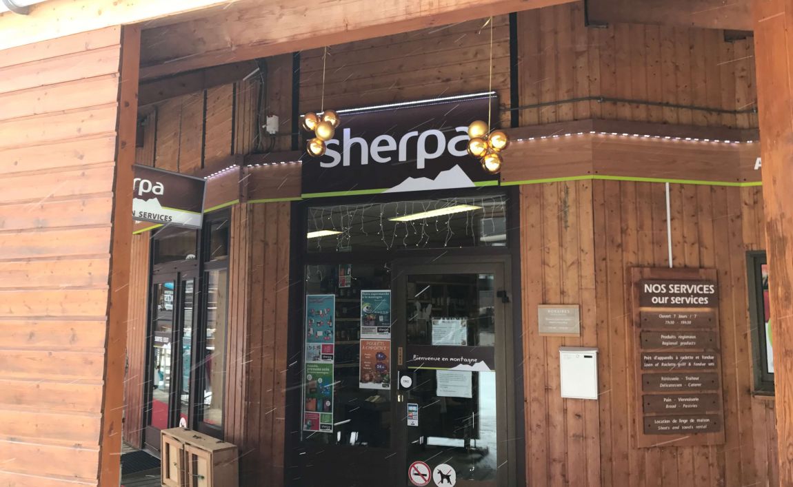 Extérieur supermarché Sherpa Manigod - col de merdassier entrée en hiver