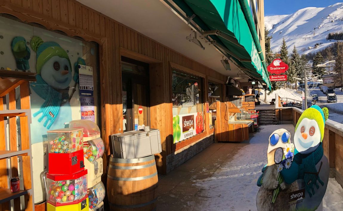 Extérieur supermarché sherpa Orcières 1850 entrée