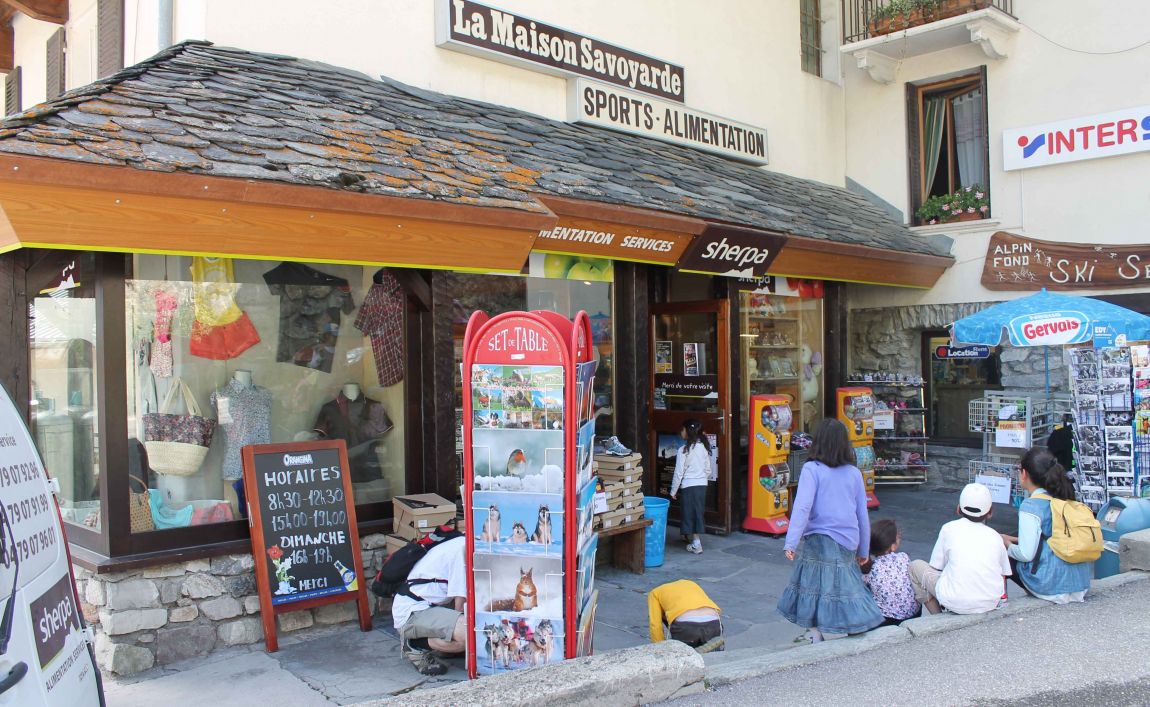 Extérieur supermarché sherpa Peisey Village entrée 