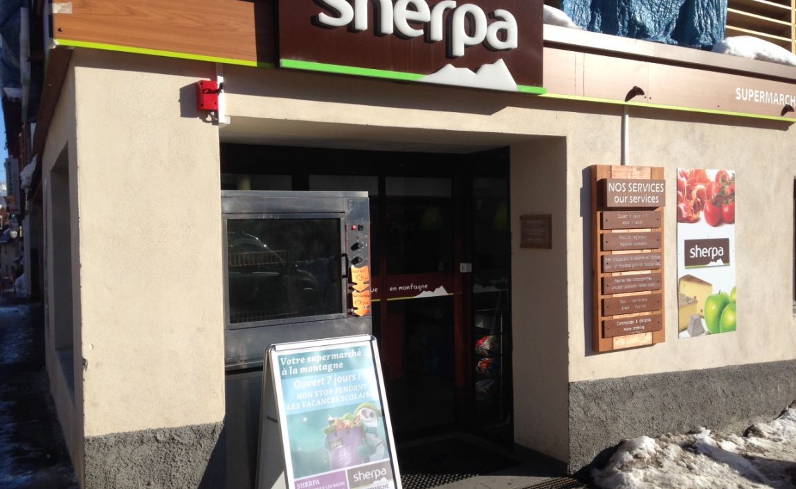 Extérieur supermarché sherpa Serre Chevalier 1500 glacier entrée
