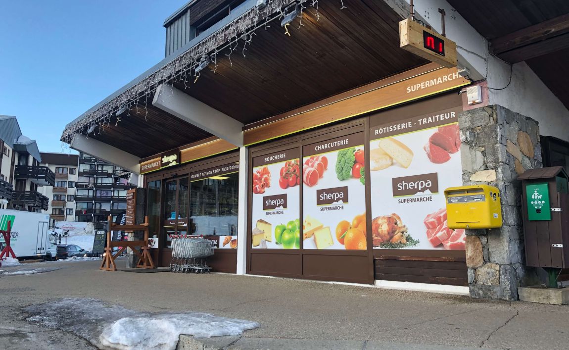 Extérieur supermarché sherpa Tignes - lavachet entrée