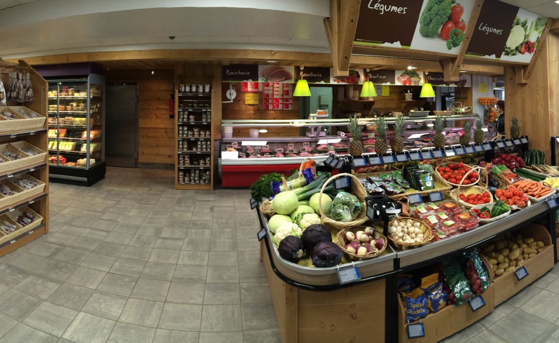 Intérieur supermarché sherpa Tignes - le lac vue d'ensemble des rayons alimentaires