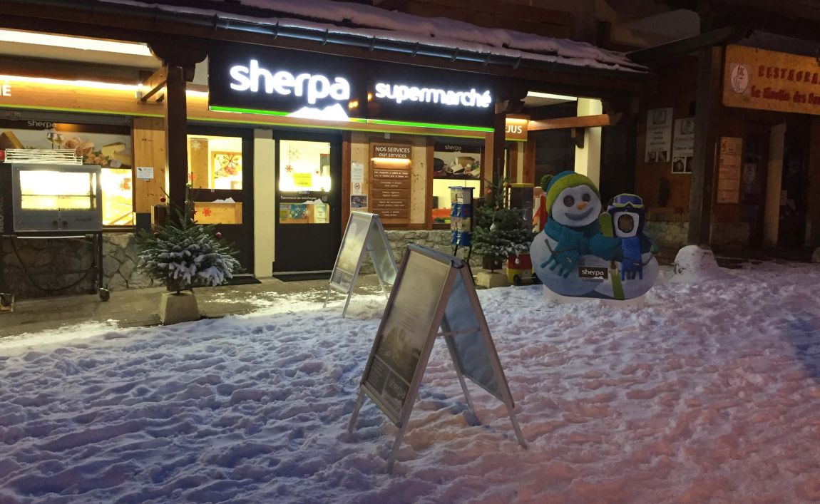 Extérieur supermarché sherpa Valfréjus entrée