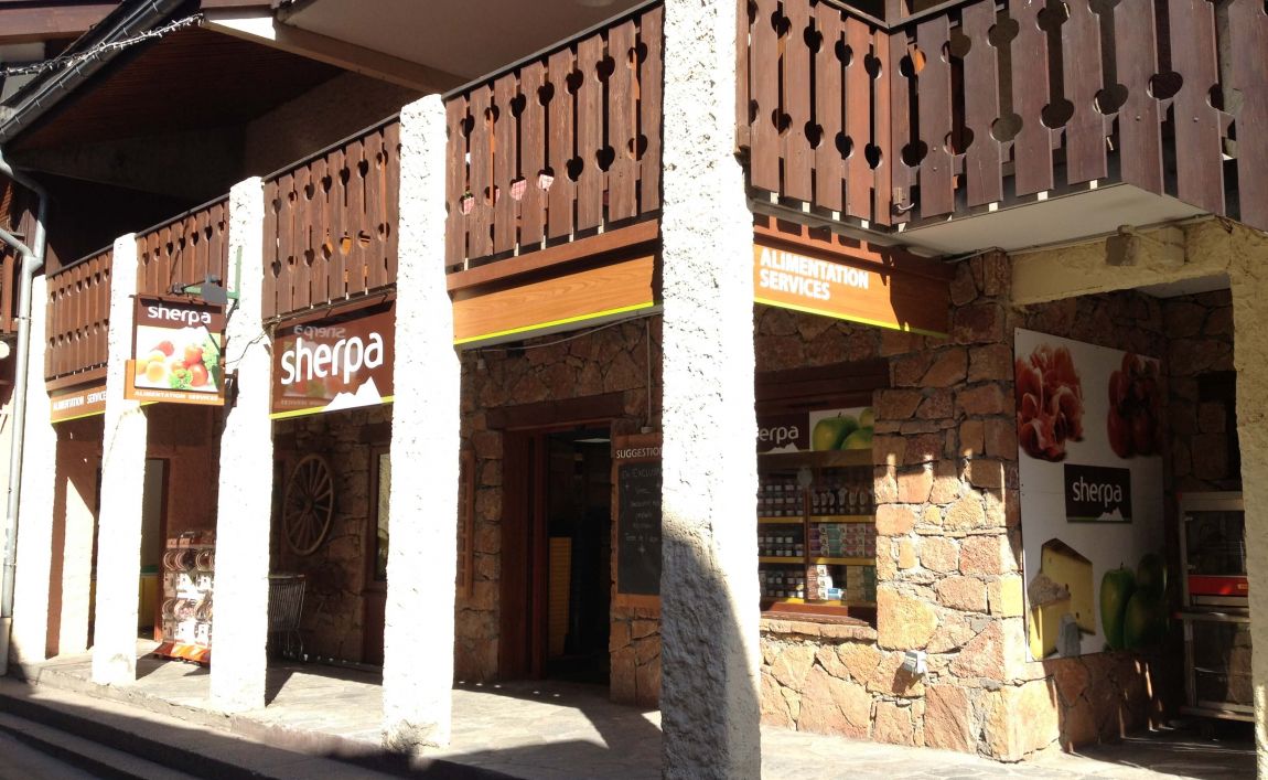 Extérieur supermarché sherpa Valmorel - le bourg entrée