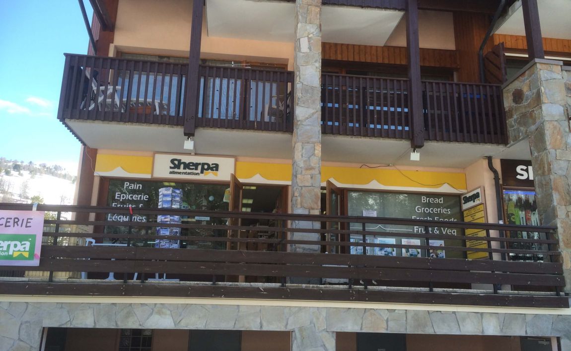 Extérieur supermarché sherpa Vars - Fournet entrée