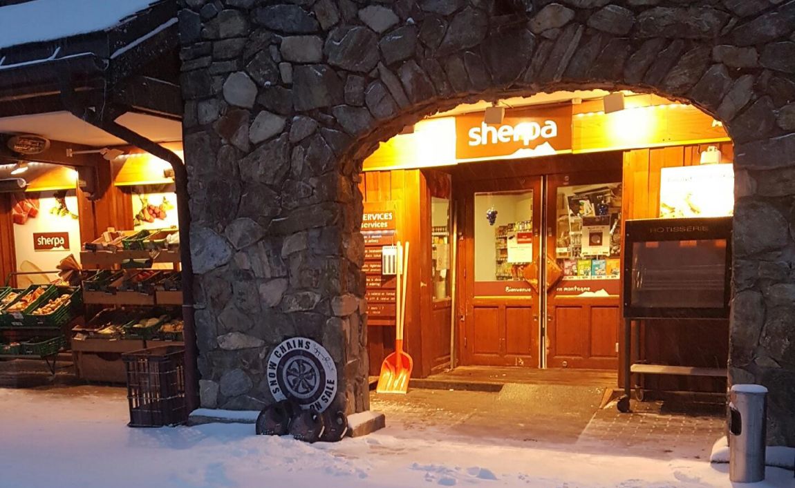 Extérieur supermarché sherpa Vaujany entrée