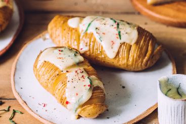 Pommes de terre hasselback, sauce tomme de Savoie et ail des ours