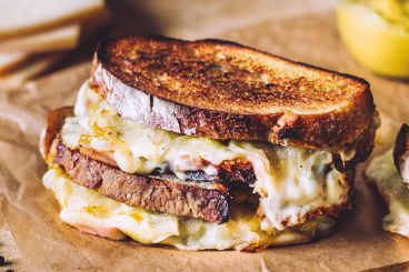 Grilled cheese à la raclette et compoté d'oignons