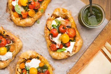 Tartelettes tomates cerises, pesto d'ail des ours et chutney d'échalotes