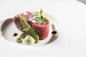 Sushi de tartare de bœuf, avocats et oignons