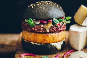 Black burger potimarron, steak haché à la viande maturée et fromage Col Bayard - recette Sherpa