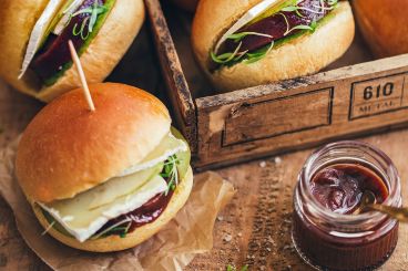 Bouchées briochées, tomette de brebis et confiture de baies d'argousier - recette Sherpa