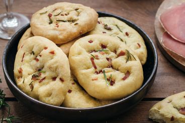 Mini foccacias noix de jambon et romarin - recette Sherpa