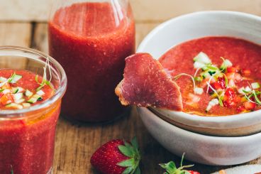 Gaspacho fraises, tomates et chips de jambon cru