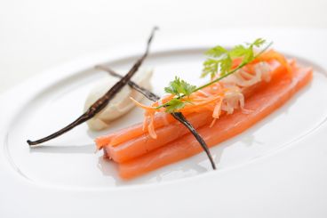 Recette de gravlax de saumon, mousseline de céleri et vanille