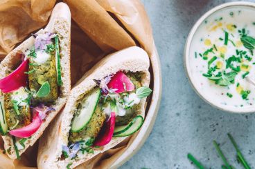 Pain pita, falafel aux légumes verts, sauce à la Cancoillotte aux morilles - recette Sherpa