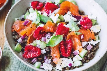 Salade de lentilles, truite fumée, feta, concombre, framboises - recette Sherpa