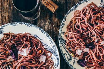 Spaghettis au vin rouge et effiloché de bœuf aux petits légumes - recette Sherpa